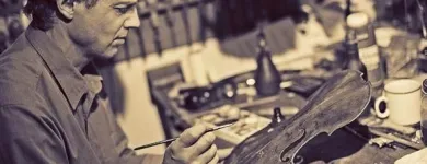 Yrityksen 1 kuva VIULUNRAKENTAJA RISTO VAINIO OY Soittimien ja musiikkitarvikkeiden vähittäiskauppa  Helsinki 18